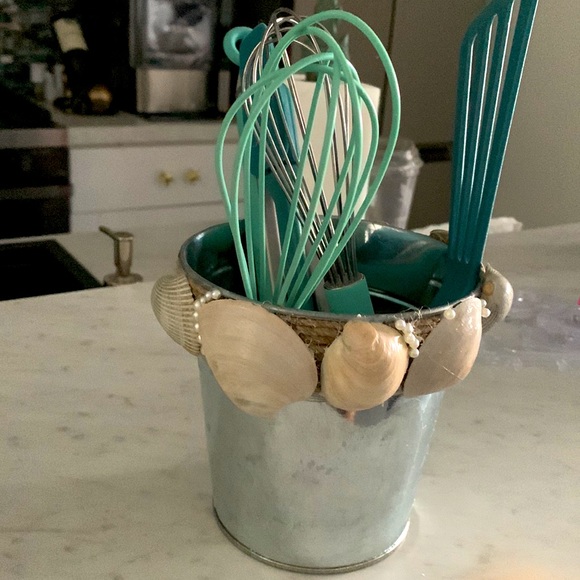 Shell decorative Ice Bin, Utensil Holder, Bathroom Hairbrush Holder and more - Picture 4 of 10